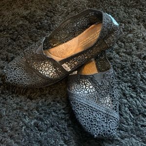 Black TOMS